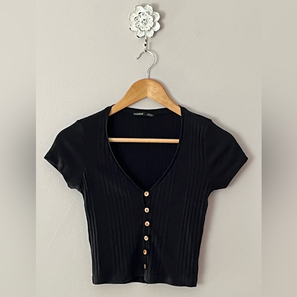 Women’s Pull&Bear V-Neckline Buttoned Up Rib-Knit Shorts Sleeved Crop Top